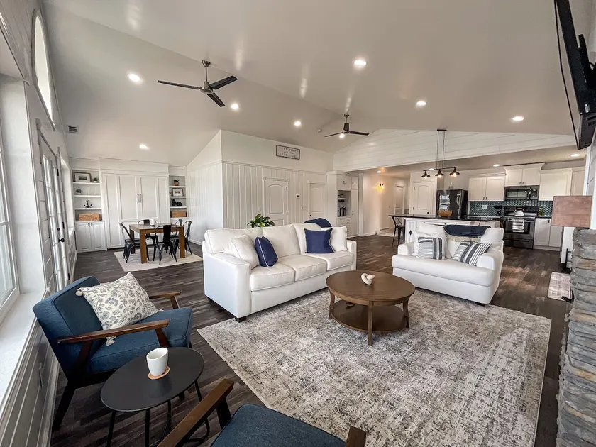 Family Vacation Lakeside Retreat with Bunkroom - Image 1