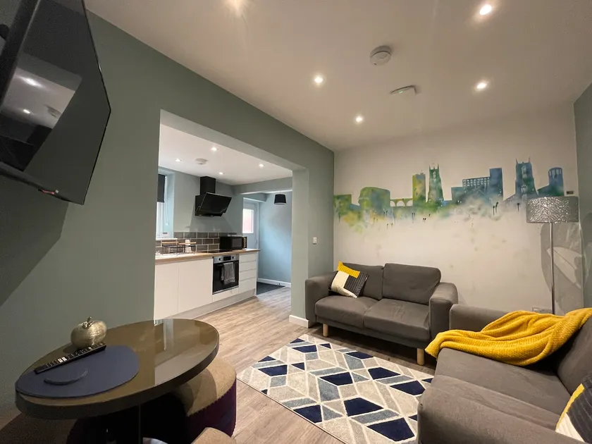 Ground‑Floor 3‑Bed Spondon Apt | Modern Stay - Image 1