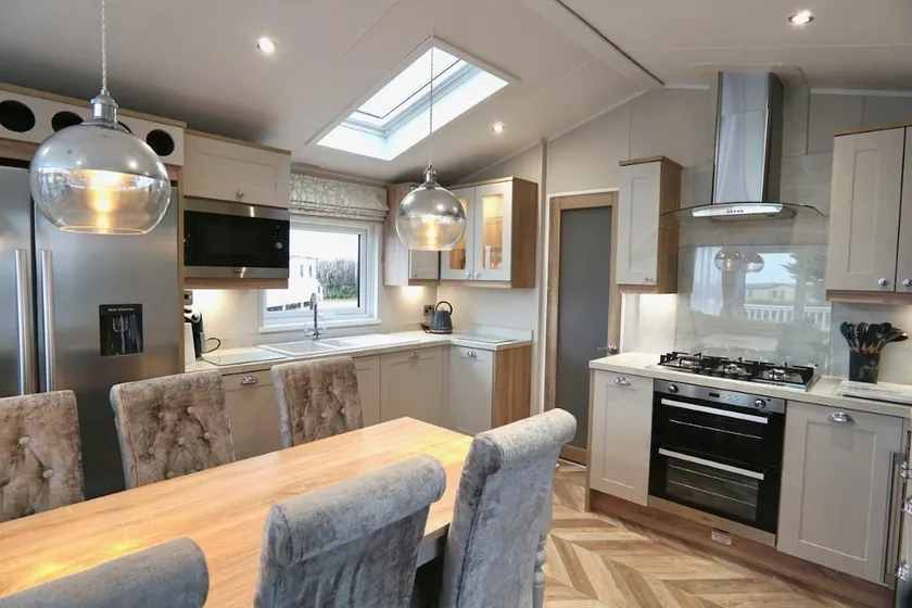 Luxury Lodge Caravan w/ Hot Tub - Image 1