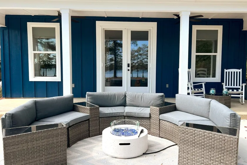 Serene lakefront cottage - Image 1