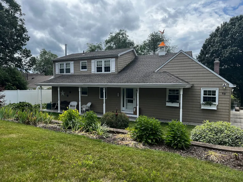 Serene Lakefront Retreat - Image 1