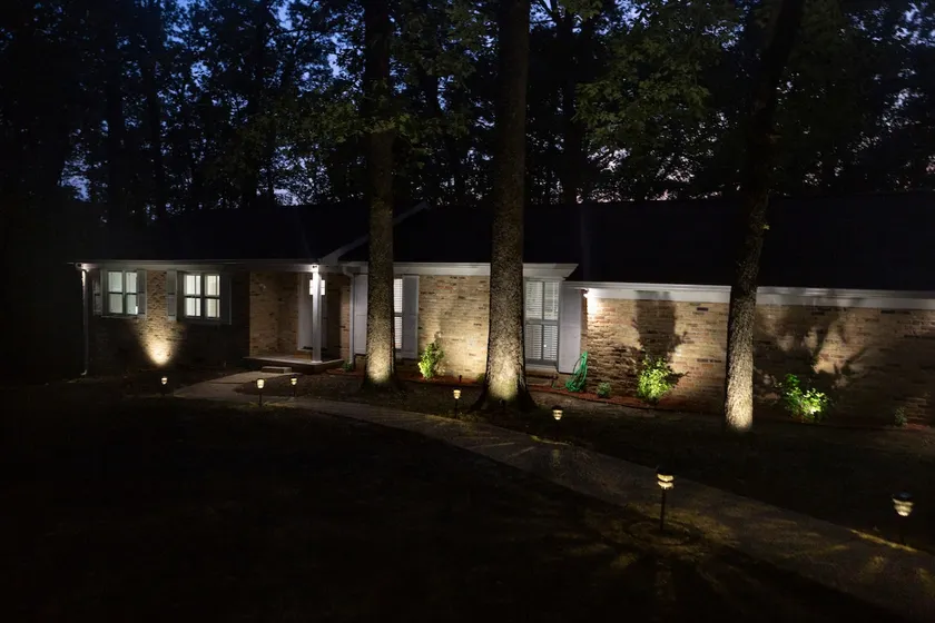 *UA Events, 5 bdrm Home by Lake, 5 mil to Stadium* - Image 1