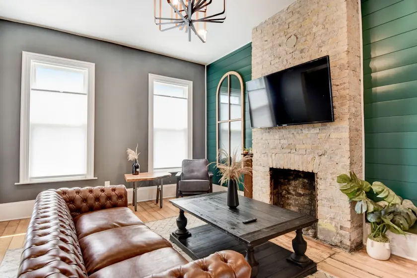 Downtown Milwaukee Area | 4BR Home | Sleeps 14 - Image 1