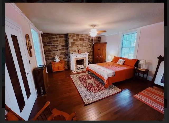 Allegheny Room - Private Bathroom and Entrance - Image 1