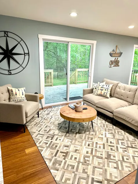Updated cottage in woods, secluded yet central - Image 1