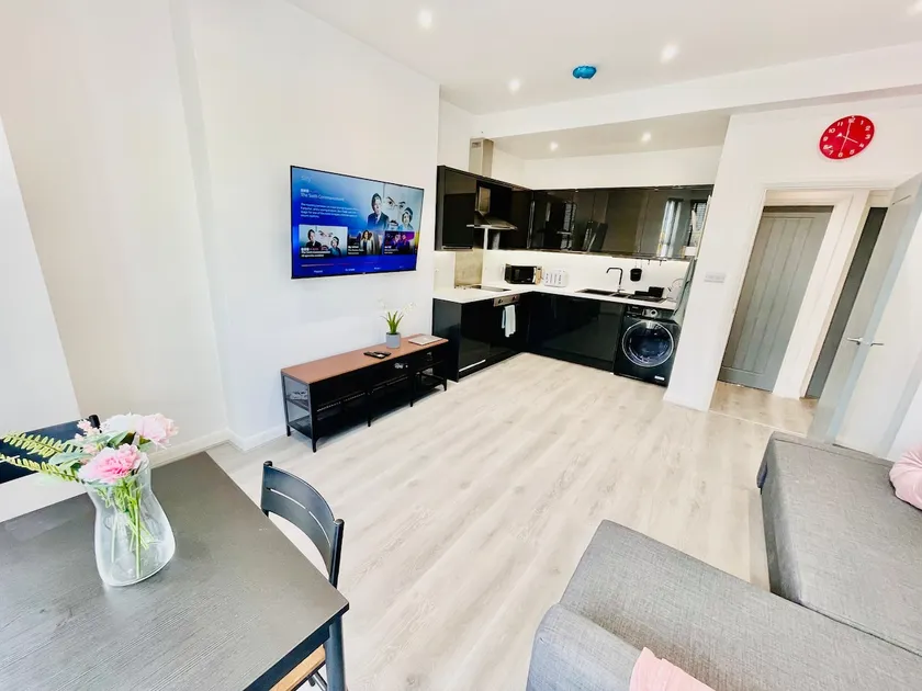New Modern Apartment With FREE Private Parking - Image 1