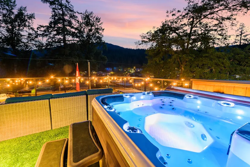Luxury House Right By Lake w/ HotTub&Paddleboards - Image 1
