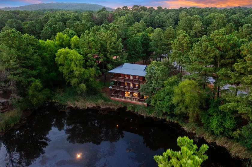 Pondfront Treehouse, Centrally Located, Hot Tub - Image 1