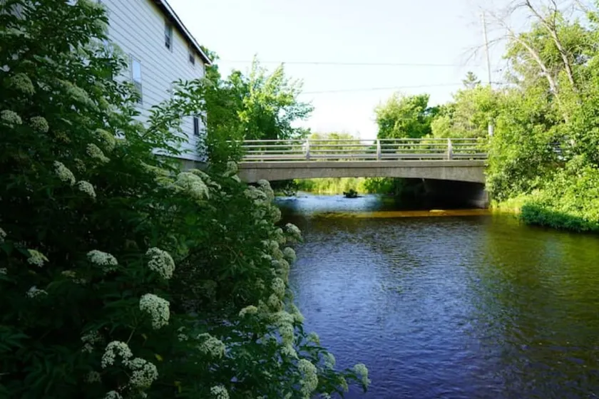 Waterfront 2bd unit on a creak - Image 1