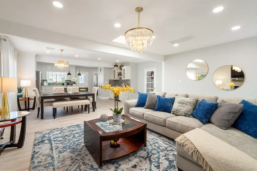 Sofi/LAX/Beach 3BR Home Sleeps 10 for Group Stay - Image 1