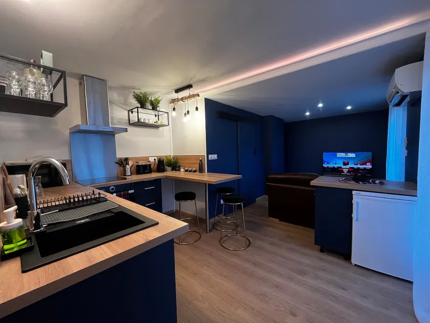 Beautiful Downtown Apartment - Image 1