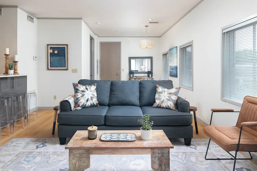 Spacious Condo steps from The Square - Image 1