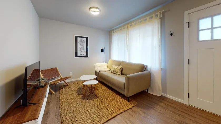 Hazel's Hideway:  AC, Smart TV, free parking - Image 1