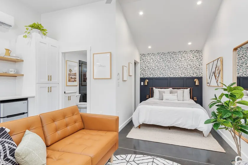 Backyard guest suite near downtown - Image 1
