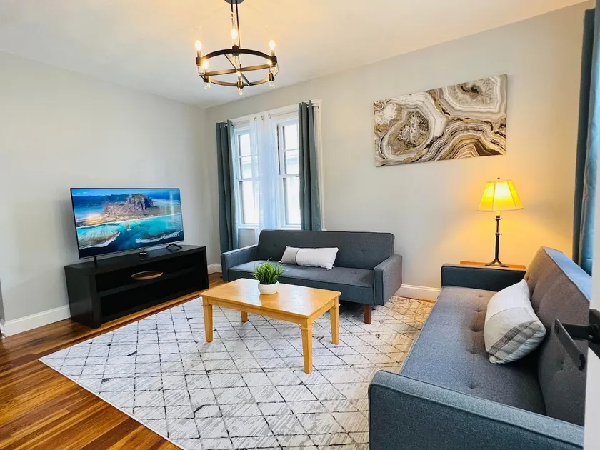 Cozy & Modern 2 Bedroom House - Free Parking ! - Image 1