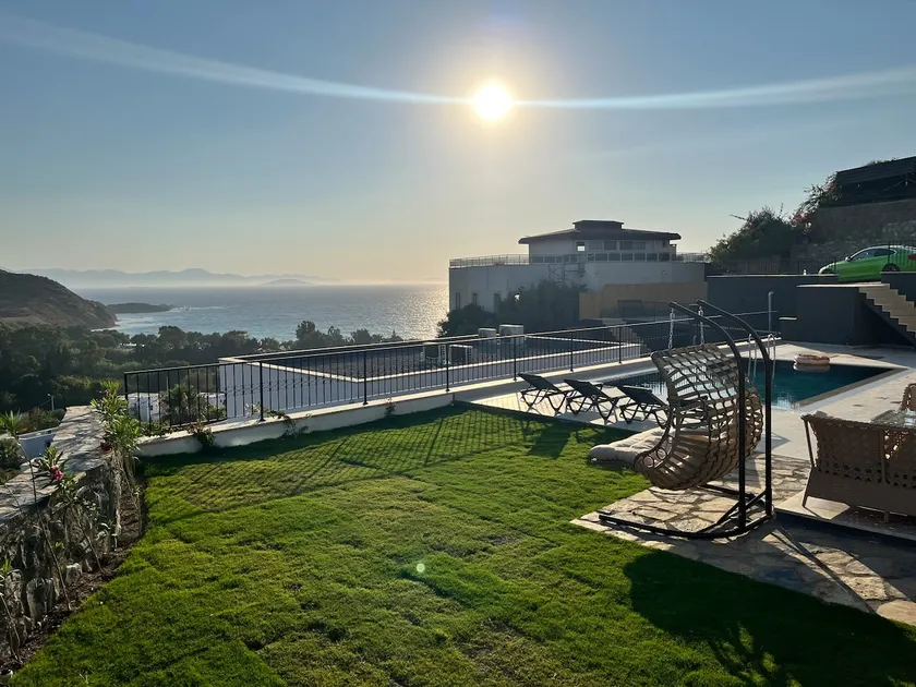 Luxury villa sea view with pool - Image 1