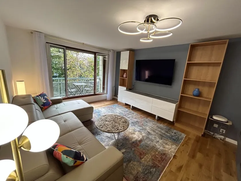 Splendid 92m2 Renovated, 4 Rooms - Image 1