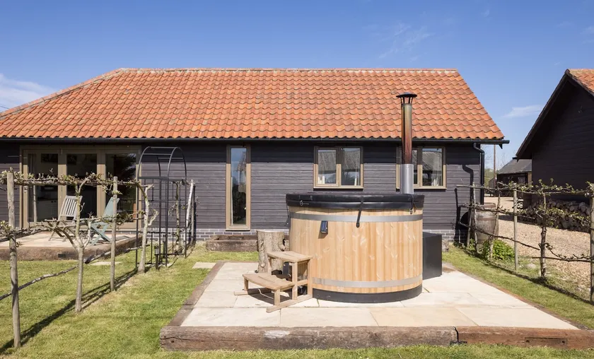 Beautiful barns with three wood burning hot tubs - Image 1