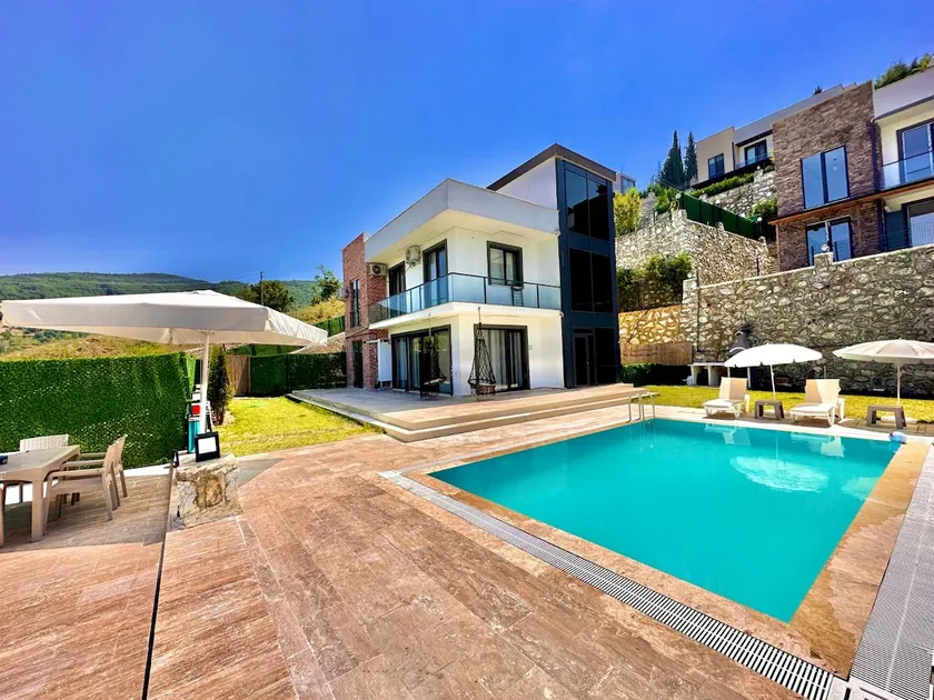 Luxury 4+1 Villa with Lake View and Heated Pool - Image 1