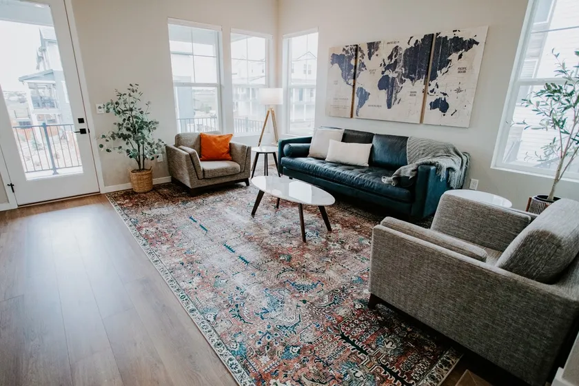 Light-Filled Oasis: Modern & Comfortable - Image 1