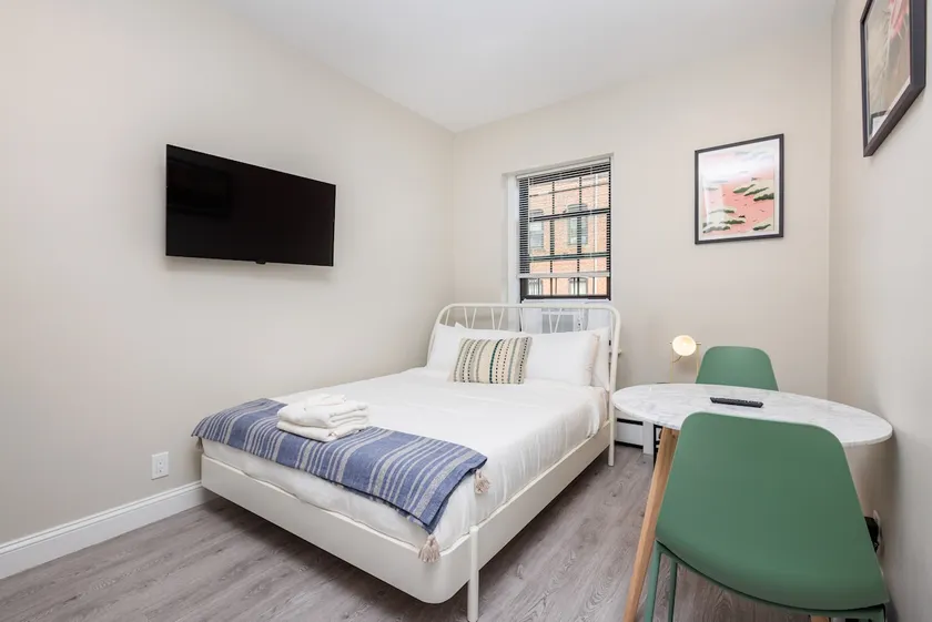 Compact Back Bay Studio - Image 1