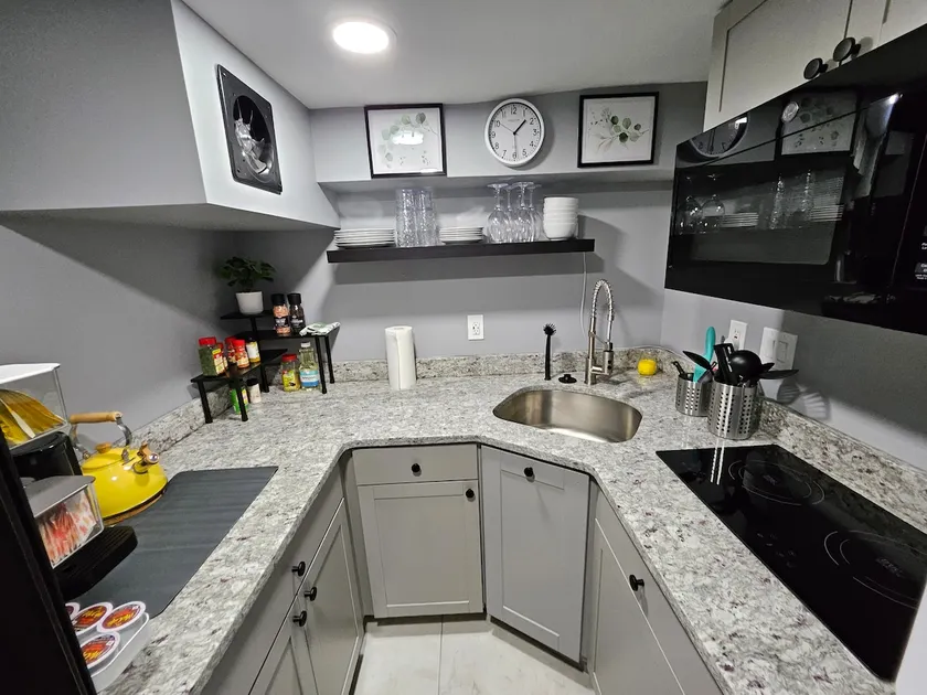 Luxury 2 BR Apt | Philly • Airport • Free Parking - Image 1