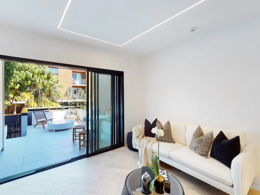 Modern luxury in central New Farm - Image 1