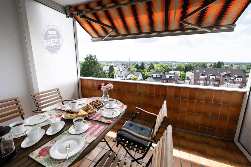 Central, Quiet, Modern - Balcony with Stadium View - Image 1