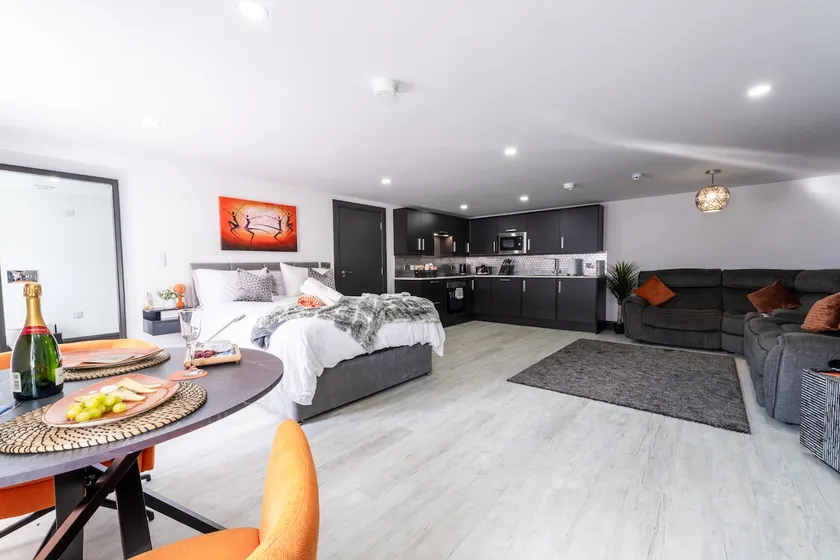 Bushmills Luxurious Market Sq Apt 3 - Image 1