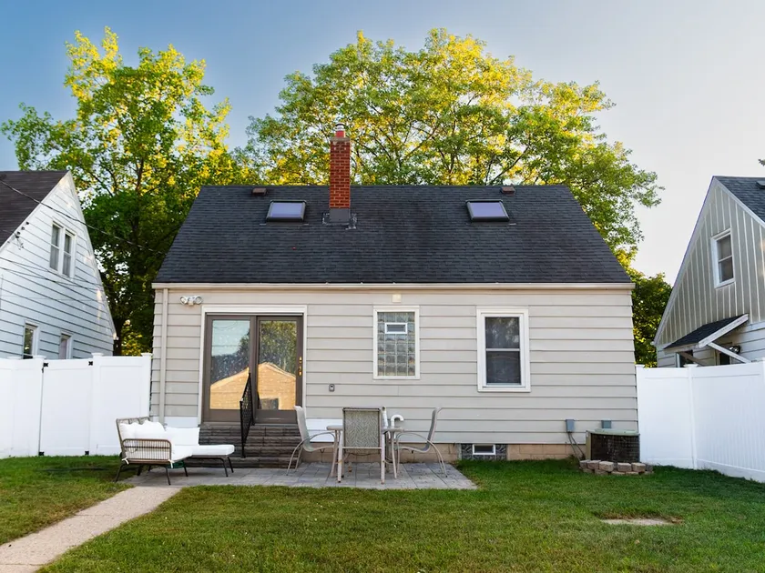 Cozy Pet Friendly Home w/ Private Yard & King Bed - Image 1