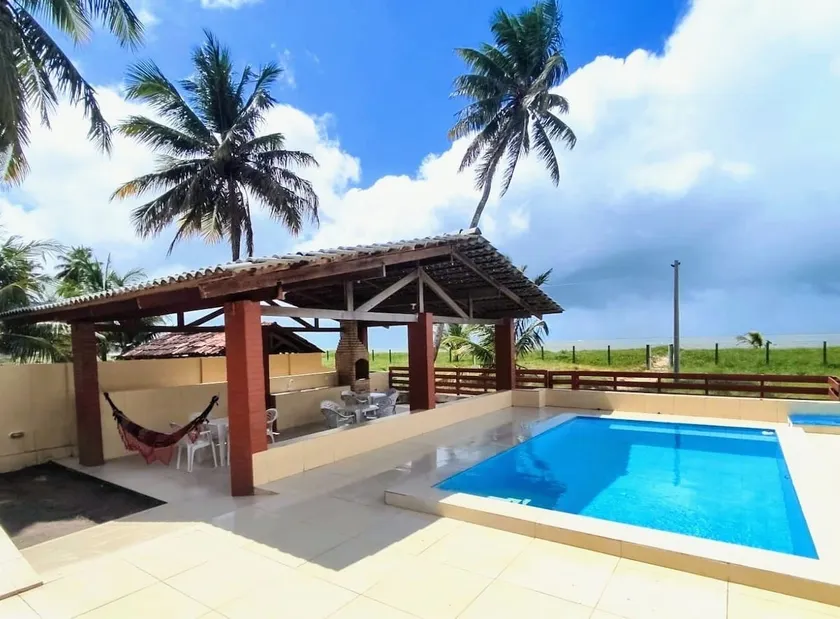 Seaside house with pool - Image 1
