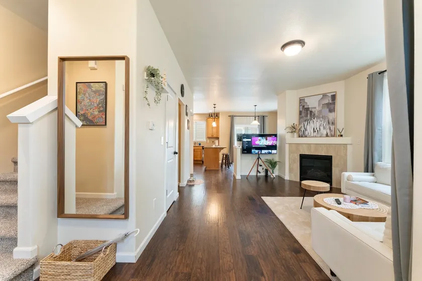 Chic Dwelling for Business & Leisure! - Image 1