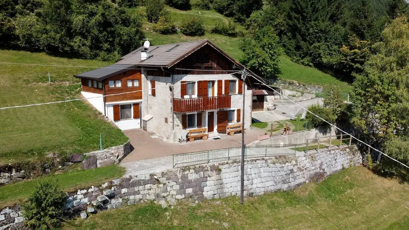 Cabin surrounded nature with views of the valley - Image 1
