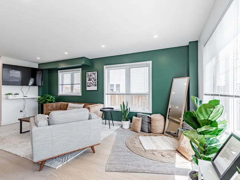 4 Bdrm Newly Renovated Villa w/ Parking - Image 1