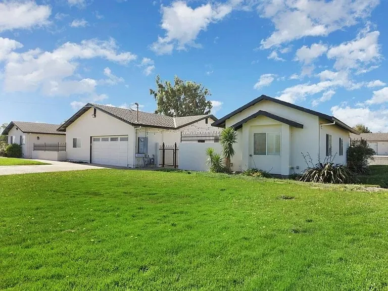 LUX Spacious Custom Tracy Home Mountain View Exit - Image 1