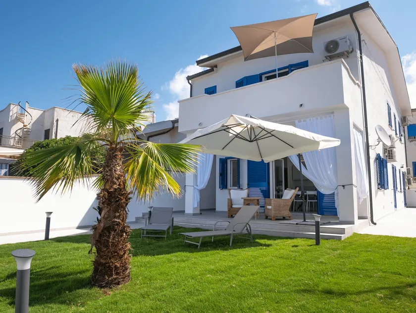Luxury Beach Front Villa, Private Garden, Sea View - Image 1