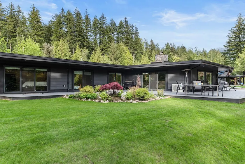 Modern, Luxury Riverfront Rancher Home on Acreage - Image 1