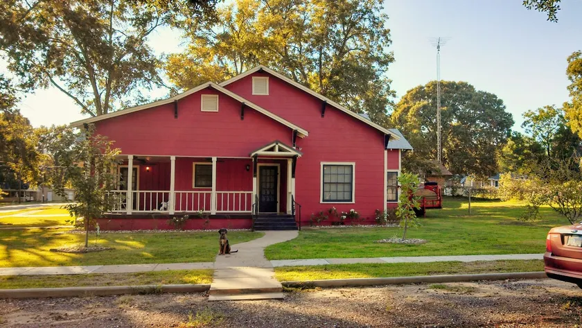 Big Red-Vintage Home - Image 1