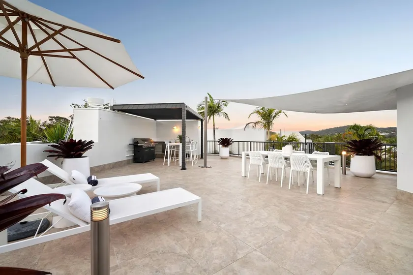 Penthouse with Private Roof top terrace- NOOSA - Image 1