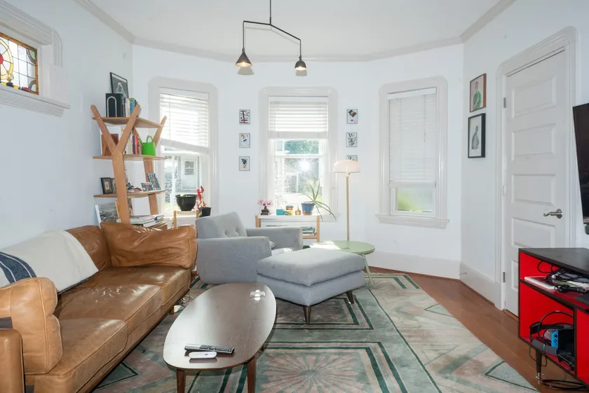 Cozy first-floor 1-bedroom condo with parking - Image 1