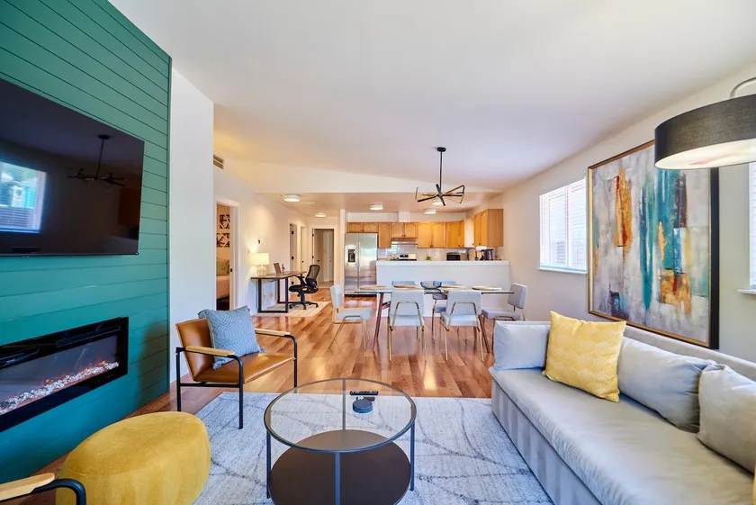 Cozy Vibes-1 Level Modern LUX 4 bdrm by everything - Image 1