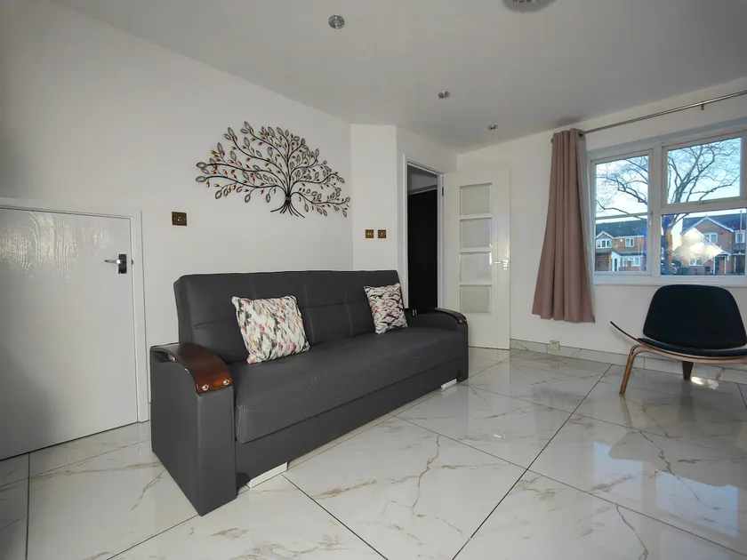 Tyburn Home, Birmingham with FREE Parking - Image 1