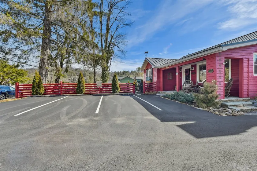 Sleeps 8-Downtown-Fire Pit-Pets - Image 1