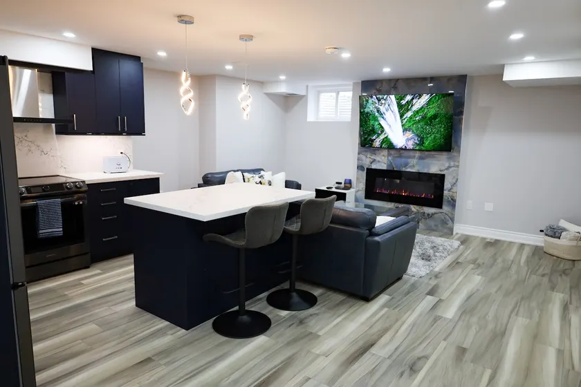 Comfy Cozy Nest in Ancaster with private entrance - Image 1