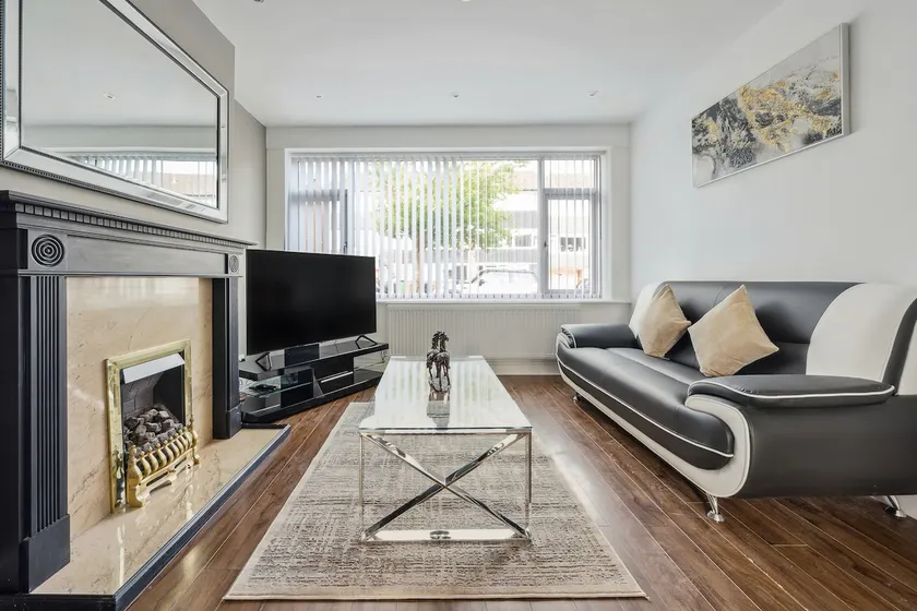 house in Heald Green village - Image 1