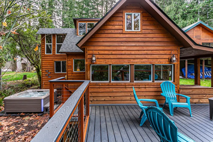 Riverfront Cabin near Mt. Rainier Sunrise entrance - Image 1
