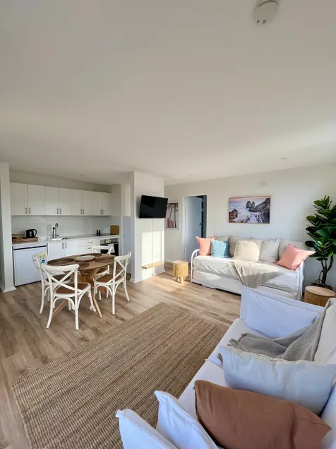 Top Floor Beach Unit N/East Facing, Private/Breezy - Image 1