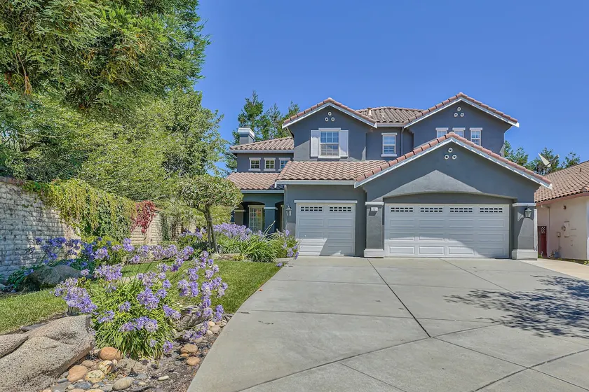 6 Bedroom Coastal Oasis - Image 1
