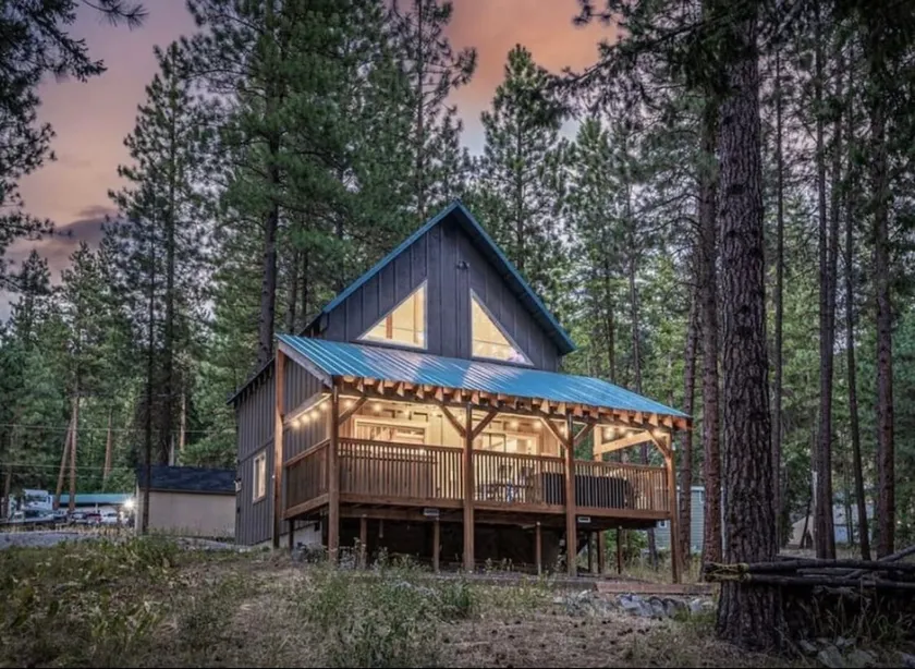 Reindeer Lodge w/ private hot tub & covered deck - Image 1