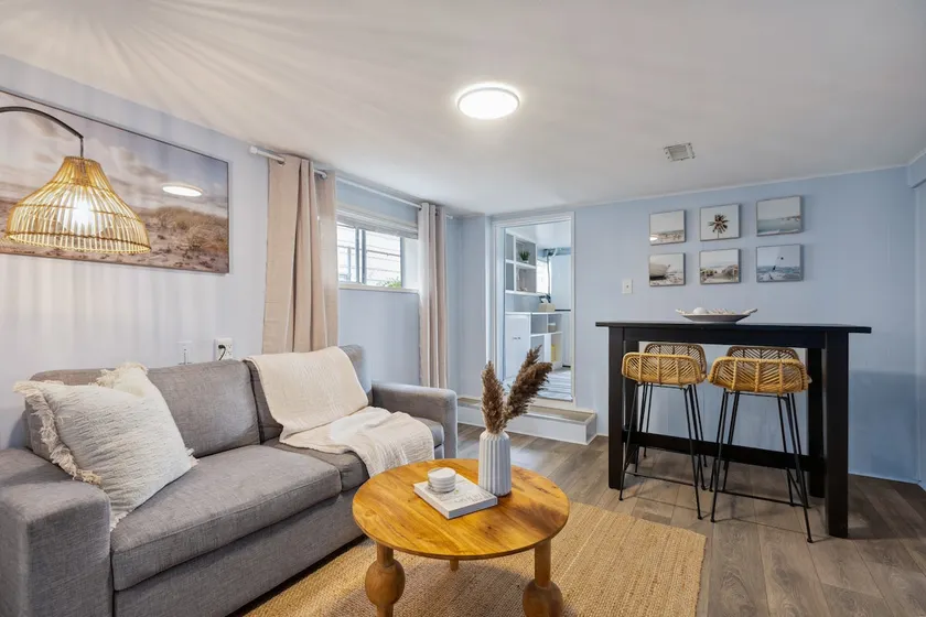 Vancouver 2-Bed Suite with Parking, Sleeps 5 - Image 1